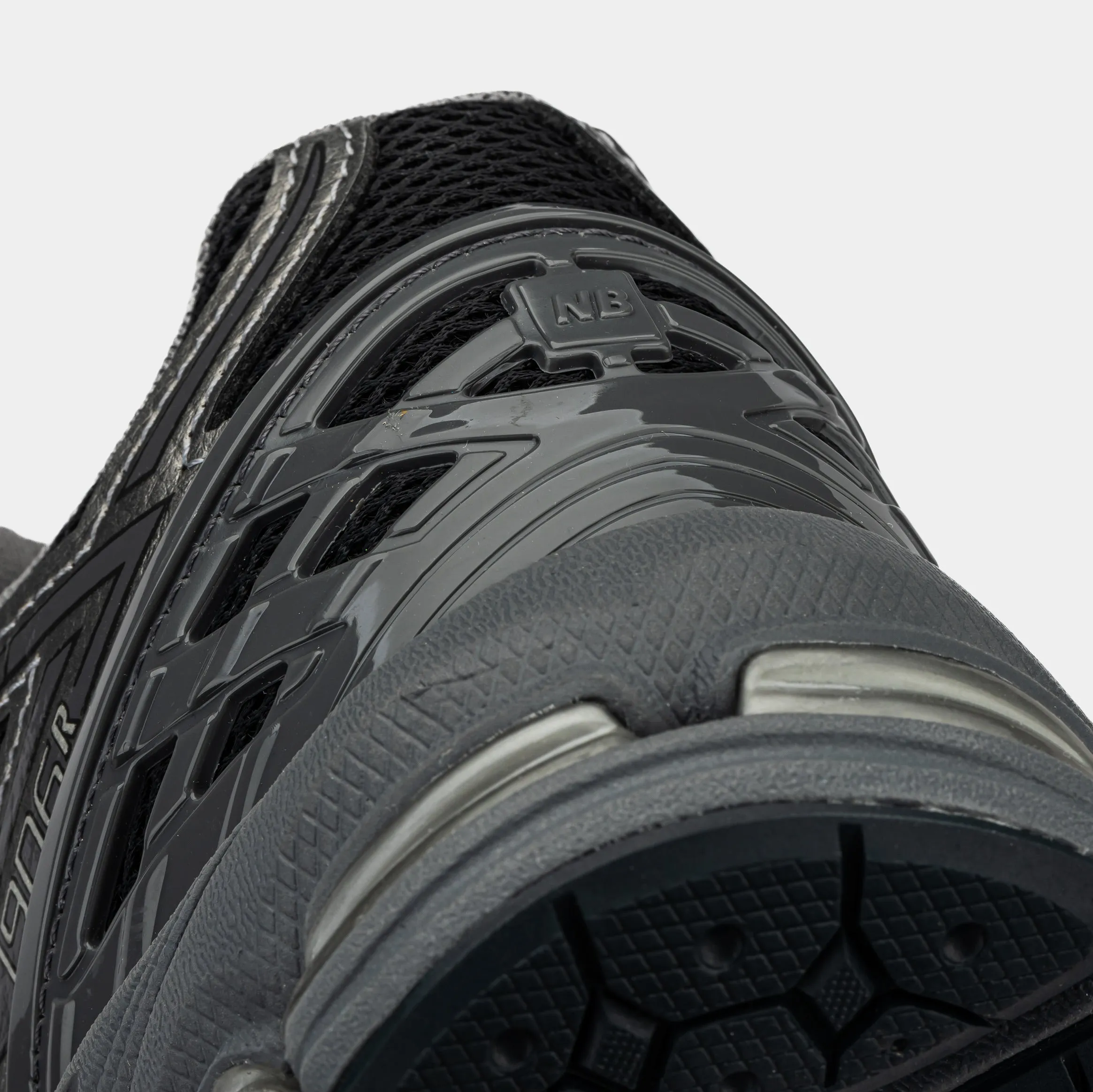 1906 Phantom Grade School Running Shoes (Phantom)